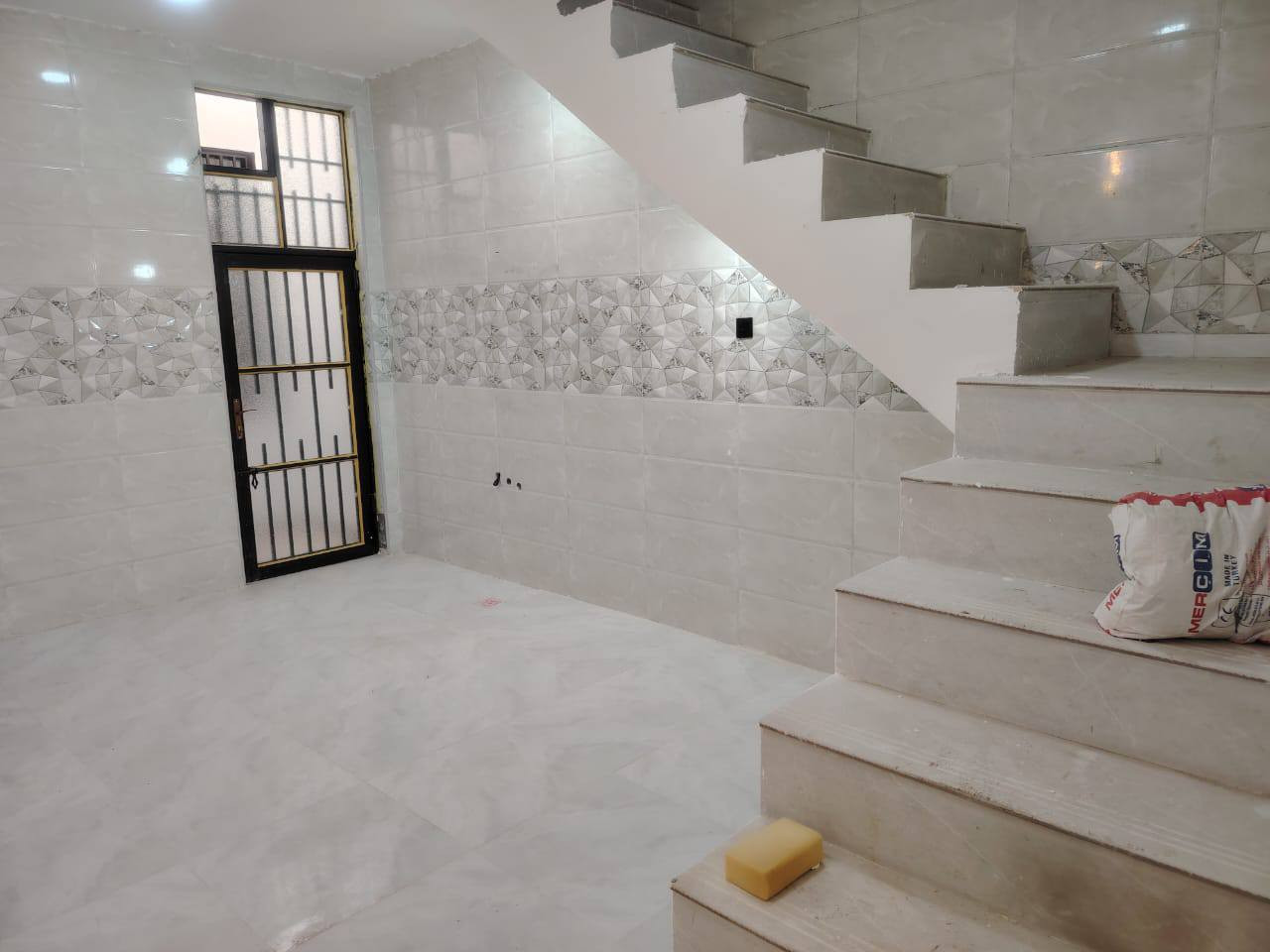 #بيوت مساحة  (٧٠ متر)  الخط الاول مع كافة الخدمات ماء كهرباء شوارع مبلطة  جنس العقار  طابو سند( 25 ) فيه إقرار في المحكمة  تفاصيل 
استقبال + غرفة + صالة مع المطبخ + حمام
 داخل وخارج 
 السعر المطلوب  ( ٣٢)  مليون دينار مع المفاوضة

للتواصل والاستفسار 
مكتب بركات الرحمان 
 
حسين الغزالي 
***********
يوجد واتساب.
