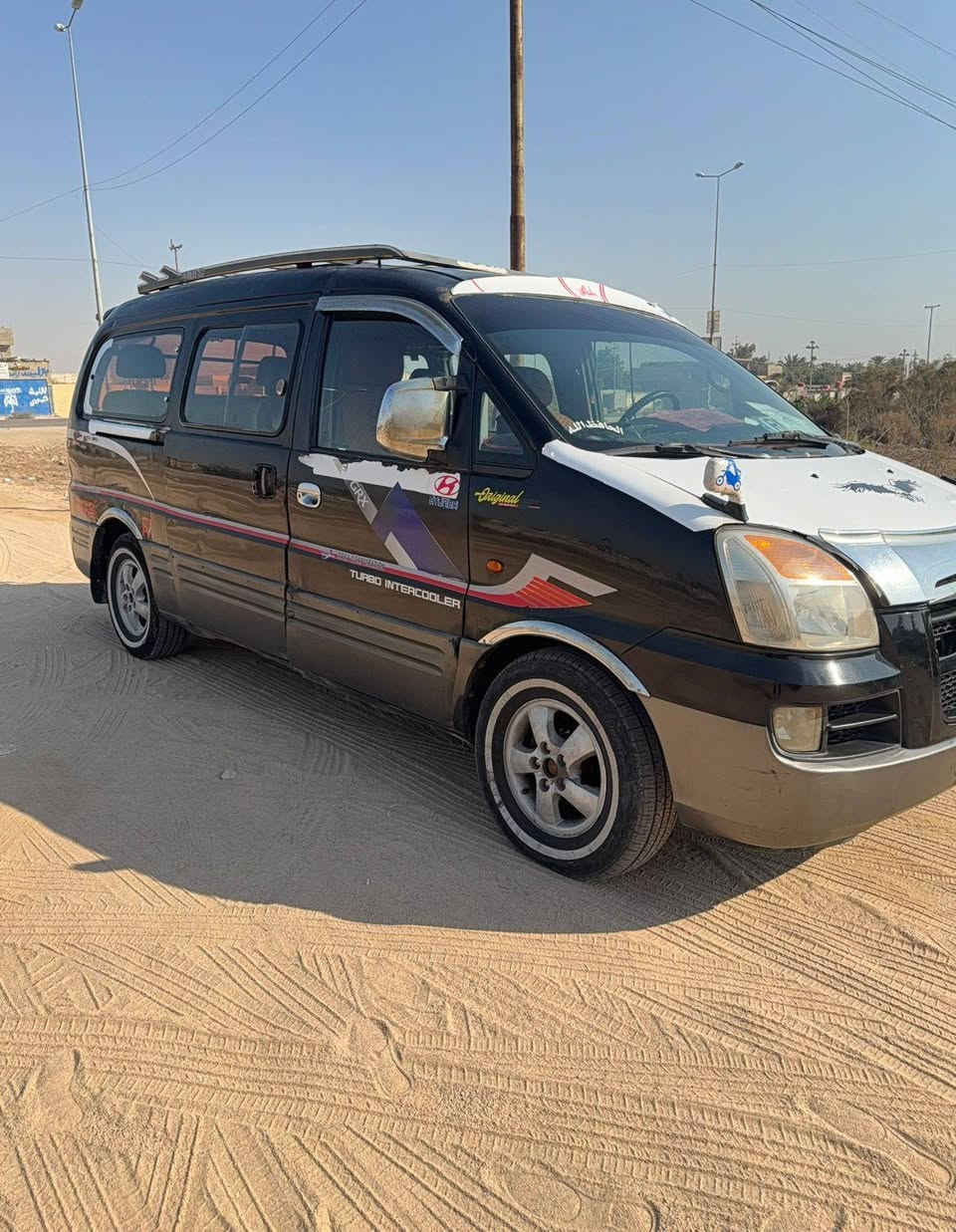 العنوان: هيونداي ستاريكس 2005 - نظيفة جداً للبيع
​التفاصيل:
​الموديل: 2005.
​اللون: أسود ملكي.
​المحرك: ديزل (تيربو) - بحالة ممتازة.
​ناقل الحركة: عادي (كير عادي).
​الرقم: بصرة (ألماني ورقي).
​الداخلية: كراسي جلد الشركة (الأمامي فقط).
​حالة البدن: توجد ضربة خلفية خفيفة.
​الأوراق: السعر يشمل المداورة (التحويل باسم المشتري) مع تصفير كامل للغرامات والضريبة.
​السعر: 60 ورقة (6,000 دولار) وبيه مجال بسيط للشراي.
​للتواصل والاستفسار: [***********]
