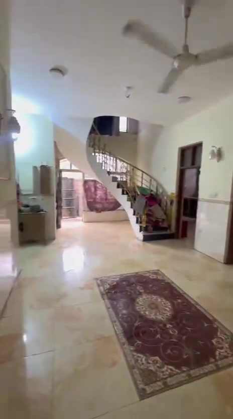 🌹 السلام عليكم 🌹

🏠 **دار للبيع** 🏠

📍 **الموقع:** الحمزة الغربي –الولاية _قرب معمل أخشاب بهاء عيدان 

🟥 **الدلالية بذمة الطرفين**

🟥لا نسمح بنسخ المنشور. 

🔹 **التفاصيل:**
▪️ نوع العقار: طابو زراعي سند 25 (تحويل مباشر بعد الشراء)
▪️ المساحة: 210 متر
▪️ البناء: حديث 
▪️ المواد: طابوق + سقف صب كونكريت
▪️الأرضية بورسلين. 
▪️ جميع الخدمات متوفرة (كهرباء + إنترنت+شارع تبليط عريض)

🏡 **مواصفات البيت:**
▪️ طابق واحد
▪️ 3 غرف نوم (واحدة في الأعلى)
▪️ استقبال قياس 4×7 م
▪️ صالة قياس 4×9 م
▪️ مطبخ 4×5 ونصف م
▪️مجمع صحيات داخلية وخارجية.
▪️طارمة +كراج قياس 4×5 م
💰 **السعر:**  علق تم ويجيك السعر على الخاص وبخدمتكم 

📞 **للاستفسار:**
يرجى زيارة  مكتب دلالية الرياحين للعقار   
📍 الموقع: الحمزة الغربي – قرب دائرة الجنسية القديمة / مدارس قصر العلوم الأهلية للبنات

📱 أرقام الاتصال (واتساب متوفر):
***********
***********
***********

📢 للإعلان عن عقاراتكم يرجى مراسلتنا على الواتساب
