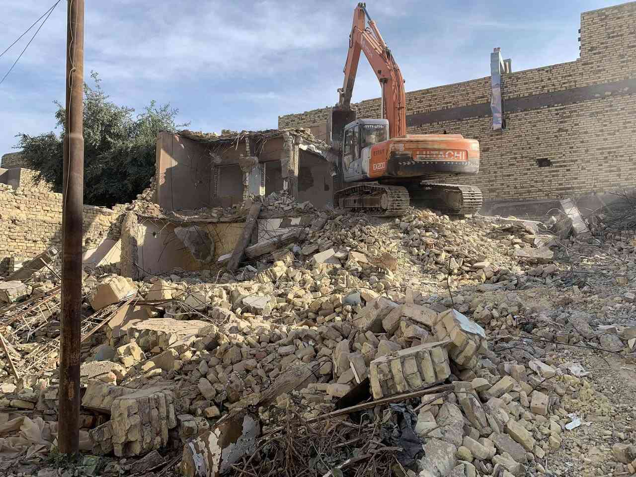 #الجميع السلام عليكم تفليش دور وتسليمها قطعة ارض جاهزة للبناء بانسب الاسعار في العمارة الاستفسار على هذة الرقم ***********
