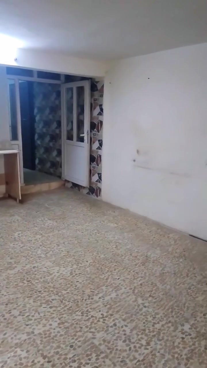 بيت طابقين واسطي 3 غرف نوم واستقبال وهول كبير ومجمع صحيات 2 ومطبغ ايجارة      350 الف للاستفسار ***********
