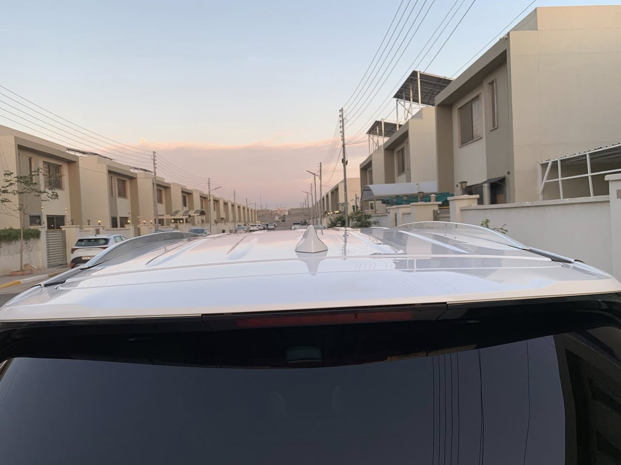 السلام عليكم بيوك انكليف موديل 2024 للبيع
بويك إنكليف ايسنس 2024 (Buick Enclave Essence) كسيارة SUV كروس أوفر فاخرة ذات 7 مقاعد، تتميز بمحرك V6 سعة 3.6 لتر بقوة 310 حصان، ناقل حركة أوتوماتيكي بـ 9 سرعات، دفع أمامي قياسي (أو رباعي اختياري)، ومقصورة رحبة تضم شاشة 8 بوصة، جلد، كراسي تدفئة، أنظمة أمان متطورة (رادار، نقاط عمياء)، وكاميرا خلفية عالية الدقة. 

المواصفات الفنية والميكانيكية:

المحرك: 3.6 لتر V6 (LFY).

القوة: 310 حصان.

عزم الدوران: 266 رطل-قدم (367 نيوتن متر).

ناقل الحركة: أوتوماتيكي بـ 9 سرعات.

الدفع: أمامي (FWD) قياسي، أو دفع كلي (AWD) اختياري.

استهلاك الوقود: تقريباً 18 ميل/غالون داخل المدينة، و26 ميل/غالون على الطرق السريعة (FWD). 

التصميم الخارجي:

مصابيح LED أمامية ونهارية، ومصابيح ضباب.

جنوط ألومنيوم قياس 18 بوصة.

مرايا جانبية مدفأة وقابلة للطي كهربائياً.

باب خلفي كهربائي يعمل بدون استخدام اليدين. 

المقصورة الداخلية والراحة (فئة ايسنس):

مقاعد جلدية لـ 7 ركاب (مع مقاعد كابتن في الصف الثاني).

مقاعد أمامية قابلة للتعديل كهربائياً مع تدفئة.

عجلة قيادة مدفأة.

نظام تحكم بالمناخ ثلاثي المناطق (Three-zone automatic climate control).

تشغيل السيارة عن بعد. 

الترفيه والتكنولوجيا:

شاشة معلومات وترفيه تعمل باللمس قياس 8 بوصة.

دعم لاسلكي لـ Apple CarPlay و Android Auto.

شحن لاسلكي للهواتف الذكية.

نظام صوتي مكون من 6 سماعات.

نقطة اتصال Wi-Fi. 

أنظمة الأمان والسلامة (Enhanced Buick Driver Confidence):

كبح تلقائي للطوارئ (Automatic emergency braking).

فرملة أمامية للمشاة (Front pedestrian braking).

نظام مراقبة النقاط العمياء (Lane change alert with side blind zone alert).

نظام الحفاظ على المسار (Lane keep assist).

رادار أمامي (Forward collision alert).

كاميرا رؤية خلفية عالية الدقة (HD Rear View Camera).

حساسات ركن أمامية وخلفية. 

السعر 235$ للاستفسار الاتصال على الرقم ***********
