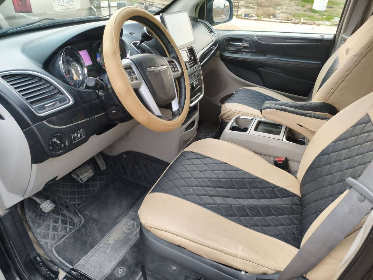 السلام عليكم ورمضان كريم عليكم والله يتقبل الطاعات 
من رخصة الادمنية المحترمين 
للبيع كلايسلر تاون كانتري ٢٠١١ 
محرك ٣٦٠٠ 
بيبان وجنطة وجام وكشن السائق كهرباء 
باتري جديد 
تايرات جدد 
رقم بغداد انكليزي وهزه جديده 
بيها قطع صبغ بدون حادث والسونار مرفق مع الصور 
مكان بغداد 
السعر قفل ١١٥$ 
للاستفسار الاتصال او واتساب *********** /*********** 
واسف للاطاله
