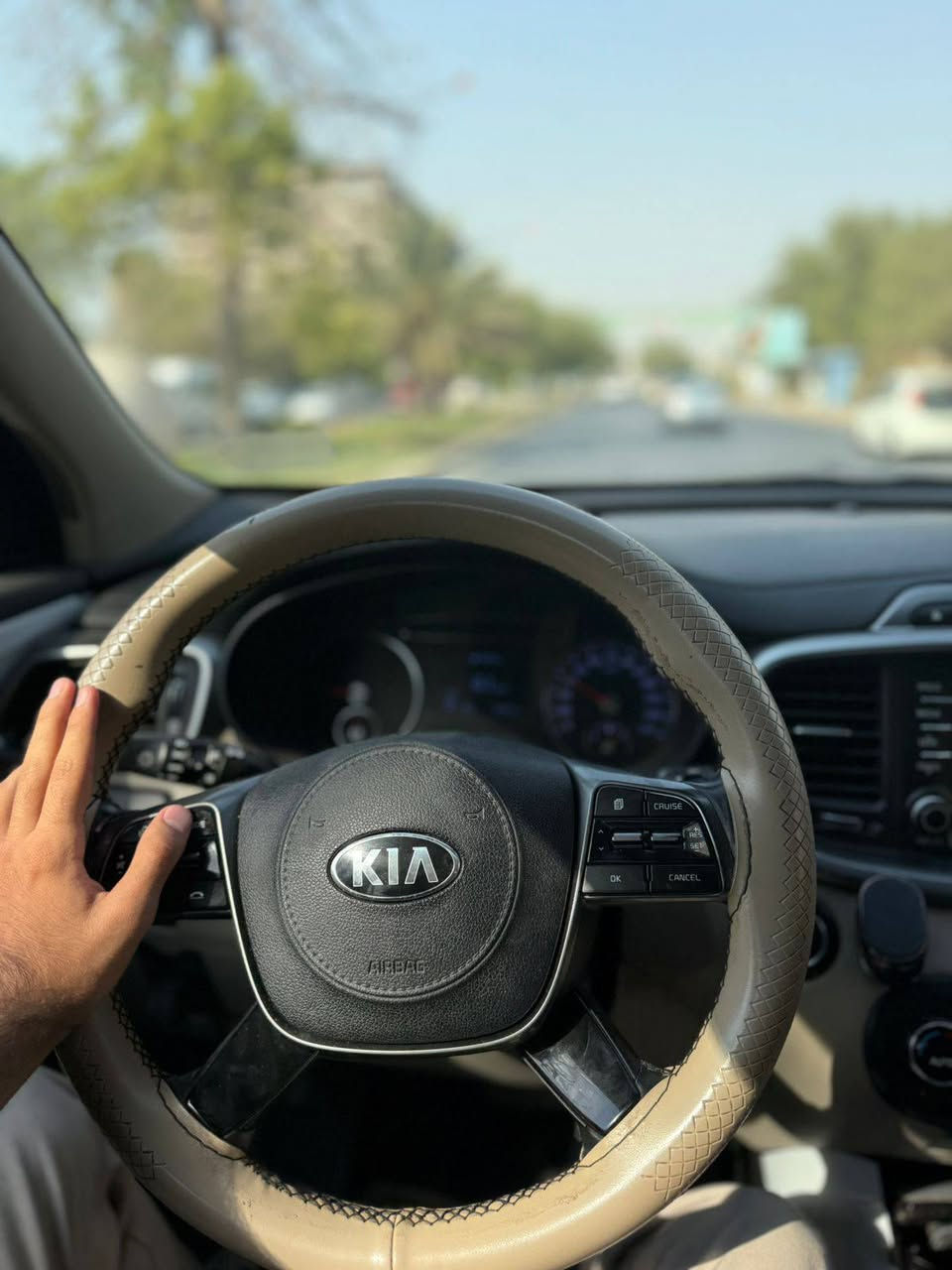 سورنتو 2018 شكل 2020 خليجي فول عدا الفتحه ، بصمه جنطه كهرباء ، كشنات جلد كهرباء ، حساس امامي خلفي ، مكينه 6 ، ماشيه 77 ، رقم واسط ، السياره مكفوله من كلشي ، بيها شخطين ب دعاميه الاماميه والباقي مكفول . 
السعر 230 وبي مجال بسيط . 
*********** ، مكان السياره الكوت / الحاوي .
