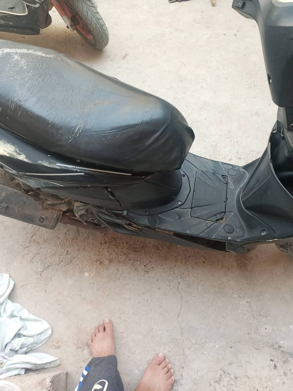 السلام عليكم ورحمة الله وبركاته دراجة ماكس fs للبيع كهربائيات كلة شغال لايت عالي ناصي سلف  شغال كلشي شغال اي عطل ما بيها بس طلع دخان من الصالنص
نقص سيم سكليتر فقط لا غير متواجد خاص وعلى الرقم ***********
