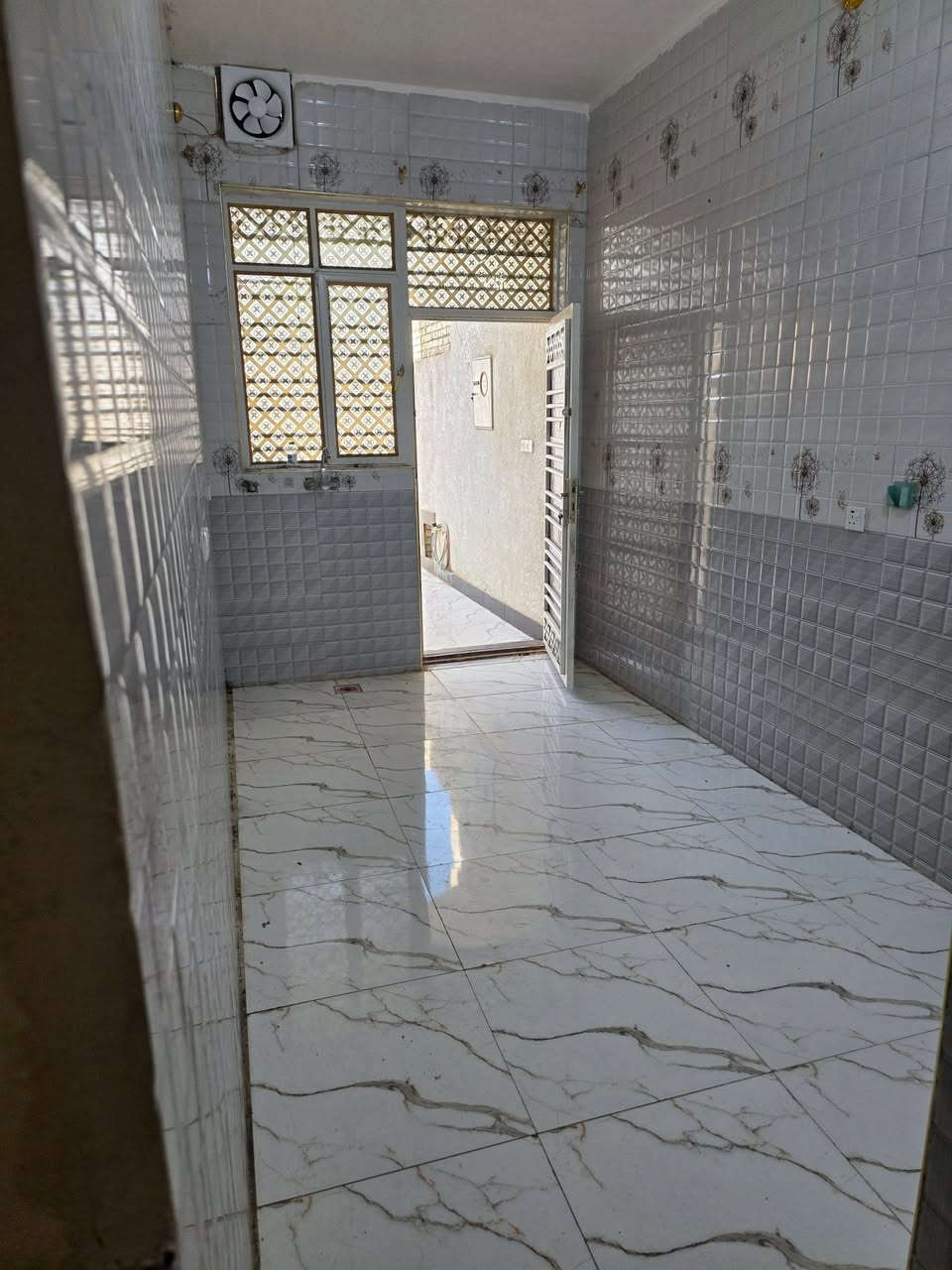 🏡 بيت للبيع – طابو صرف (فارغ)

📍 الموقع: مغربة الشيشان الأولى، على ساحة المربع، قرب مضيف المواجد، شارع 15 متر، رصيف 3 متر.

📐 المساحة: 120 متر مربع.

🏠 المواصفات:

- طابق واحد + بيتونة.
- البناء كونكريت.
- سنة البناء: 2021.

📋 التقسيم:

- غرفة نوم: 4 × 5.5 م.
- صالة: 4.80 × 4 م.
- مطبخ: 4.40 × 2.20 م.
- استقبال: 6.5 × 3 م.
- صحيات داخلية وخارجية.

✅ البيت جاهز للسكن، موقع هادئ وخدمي.

📞 للاستفسار والتواصل:
***********
