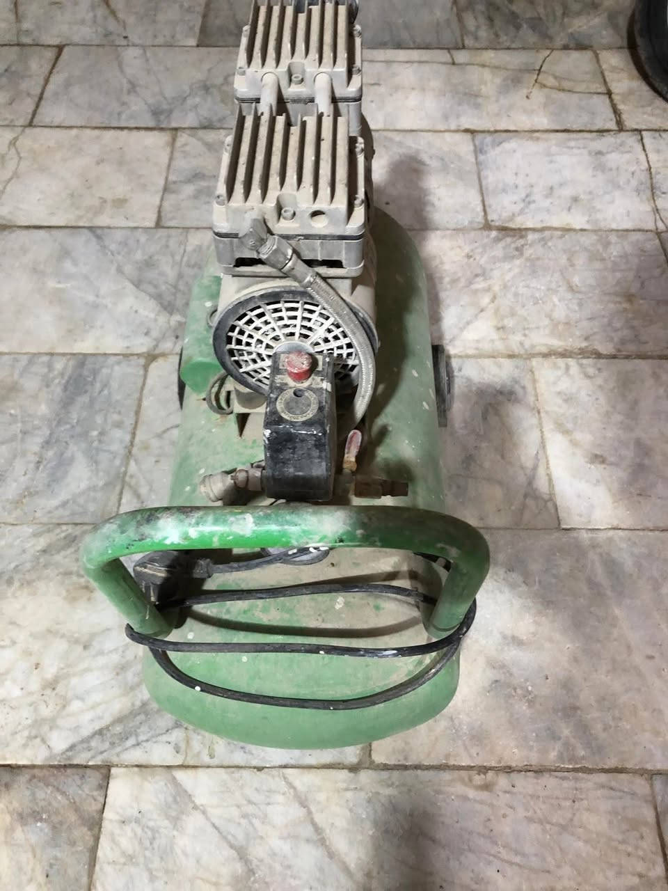 السلام عليكم كمبريسر للبيع حجم 50  لتر شرط الشغل مستخدم قليل ماطور كهرباء ملف مكاني قرنه ***********
