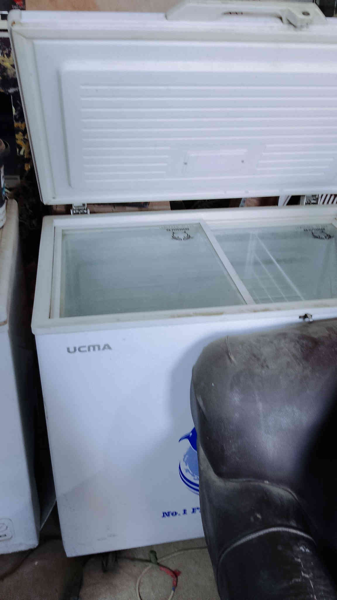 سلام عليكم عندي مجموعة ثلاجات أو مجمدات أو بردات البيع كلمن أو سعره كلهن شغالت شرط الفحص أو اصليت  مكاني البستان مجاور مطعم الحجي اسعره مناسب هذا رقمي ***********
