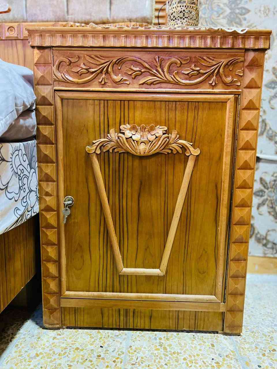 للبيع غرفة نوم مستعملة نظيفة جداً وبحالة ممتازة، استعمال خفيف ومحافظة عليها.
خشب صاج عراقي أصلي شغل مرتب ومتين.  

تتكون من:  

• دولاب خمس أبواب  

• تسريحة مع مراية

• كومدينات وملحق كامل  

الغرفة جاهزة ونظيفة.  

السعر : مليون ونص  قابل للتفاوض.

رقم الموبايل : ***********
