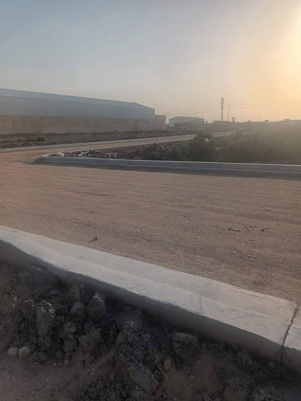 قطعة أرض للبيع طابو صرف ،طلاع الحمزه 61 بال 3700  مساحة 312م ٢ واجهه 12.5 م على شارع 15 ثاني قطعه من شارع سيد حامد قرب دائرة الكهرباء جميع الخدمات متوفره ماعدا التبليط ... للإستفسار على الوات ساب(***********) رجاءا للجادين فقط .
