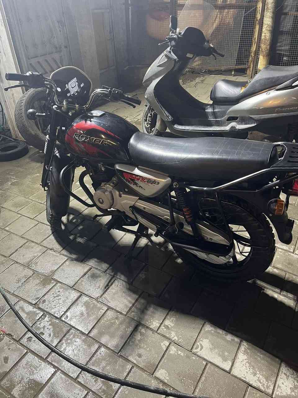 السلام عليكم بوكسر مديل 2023 شهر 12 محسوبه على ال2024 الدراجه مرقمه باسمي دراجه جديده مكفوله كفاله عامه برغي ما مفتوح بيها سعر دراجه 2550 رقمي واتساب فقط *********** مكاني بغداد الشعب
