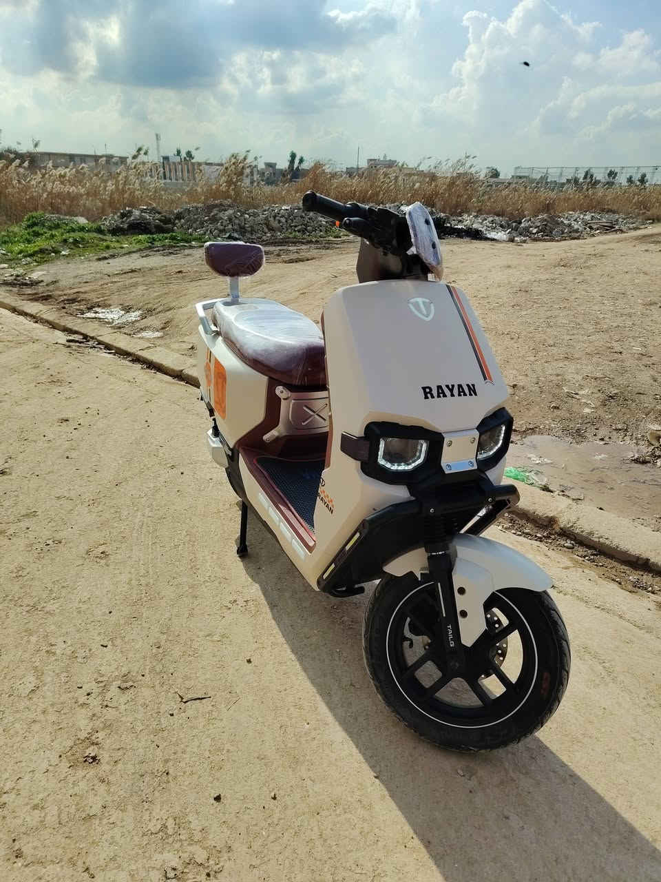 السلام عليكم وحش الكون لون موميز  معروف بل سوك ست بطاريات مصطره كبار سعر على رقم للتواصل ***********
