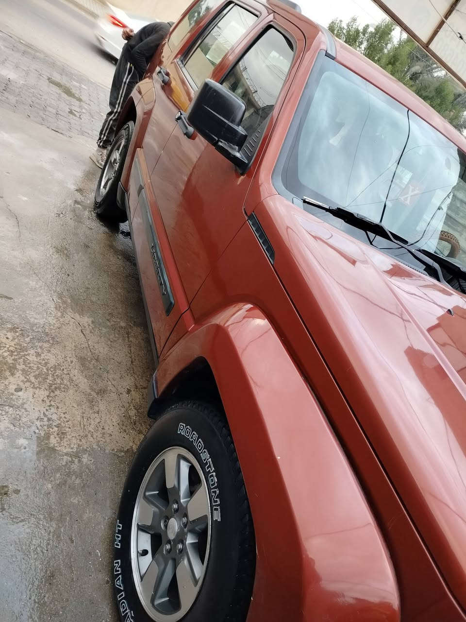 السلام عليكم
جيب لبرتي 2008
السيارة كاملة مابيها اي نقص خير من الله ترايها وين ميعجبك 
السيارة مصبوعة عام اثر جراد 
حادثها الباب الخلفي عكس السايق 
مكينة وكير وحدادية وتبريد وتدفئة كلها كاملة 
السيارة عليها غرامات 700 الف هذني اني ادفعهن السيارة ب اسمي تحويل ثاني يوم 
السيارة يرادلها ترتيبات بسيطة للغرفة الداخلية مالته
مكان السيارة بغداد المحمودية 
السعر 90 
وبيها مجال حك الجية 
الخاص مفتوح وهذا رقمي 
***********
***********
ادمن حبيبي وافق بدون زحمة
