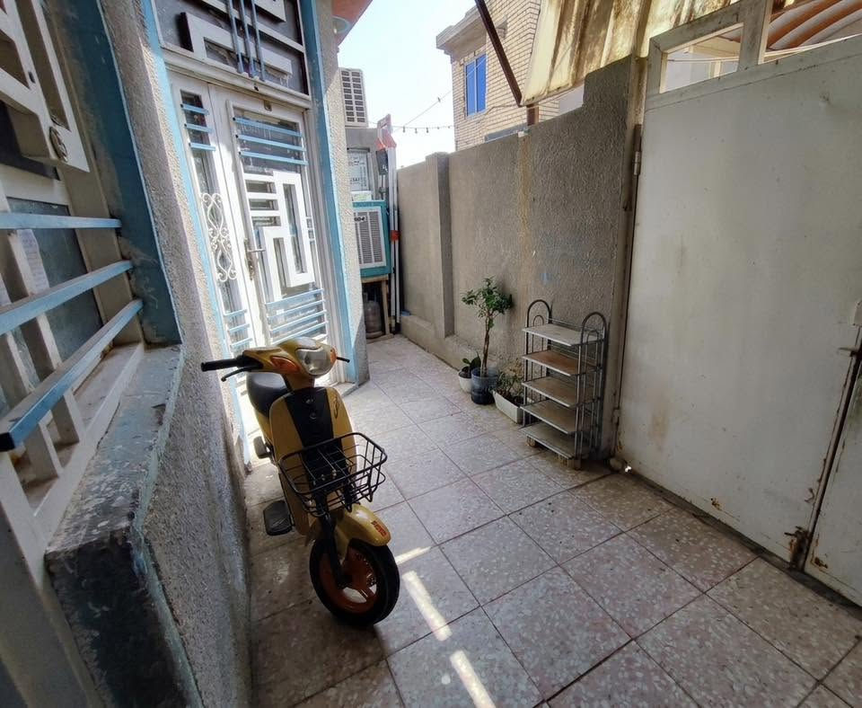 بيت للبيع منطقة الجاير كاع محمد حلوه حي الزهور مساحة 100م طابق واحد يتكون البيت من غرفه واستقبال وصاله ومطبخه مفتوح على الصاله وطارمه وصحيات عدد 2 بناء 2014 سعر البيع 130 مليون وبي مجال بسيط البيت مؤجر بوارد شهر 300 الف شهريا
***********
