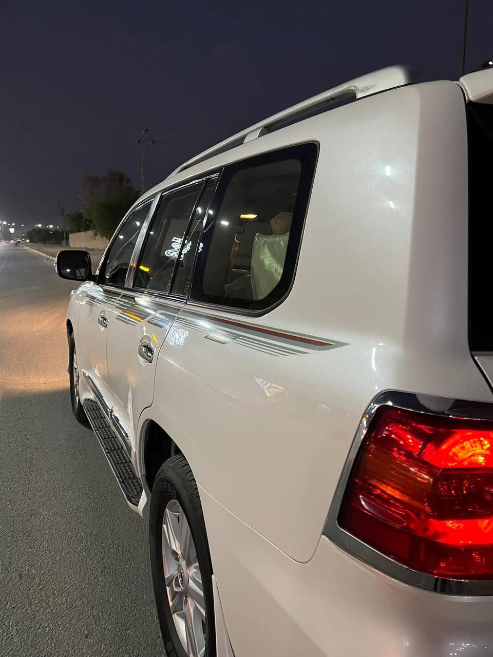 اللهم صل على محمد وال محمد 
لاندكروز 2012 فطيم اصل V6 
(السيارة مكفولة كفالة عامة )
كير ومحرك مامفتوح
رقم بغداد 
بصمتين +بصمة ابواب 
تحكم ستيرن
فور ويل
شاشة كبيرة
فتحة سقف 
كشنات جلد
كشن كهربائي  
4كاميرات 
حساسات امامي خلفي 
8ايرباك 
مري قلاب عند الرجوع 
مري كهرباء 
ثلاجة 
وبعد هواي مواصفات معروفة مواصفات الفطيم 

ماشية 150 الف كيلو والسيارة جدا جدا نظيفة ومعتنين بيها ومكفولة من كلشي 
السعر 410 وبيها مجال 
مكان السيارة كربلاء 
***********
