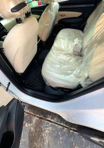 توسان خليجي بيضاء موديل 24 للبيع
مكينة 2000
تشغيل عن بعد 
بصمة+ بصمة ابواب 
هاند بريك بصمة 
إشارة ترحيب 
كامرة 
كشنات مخمل 
دشبول شاشة 
مري شفط 
تحكمات ستيرن 
تبريد قطعتين 
حساس أمامي 
حساس خلفي 
درايف مود
شاحن موبايل 
مقاعد أمامية كهربائية 
بردات ابواب خلفية 
ماشية 29
للتواصل :***********
