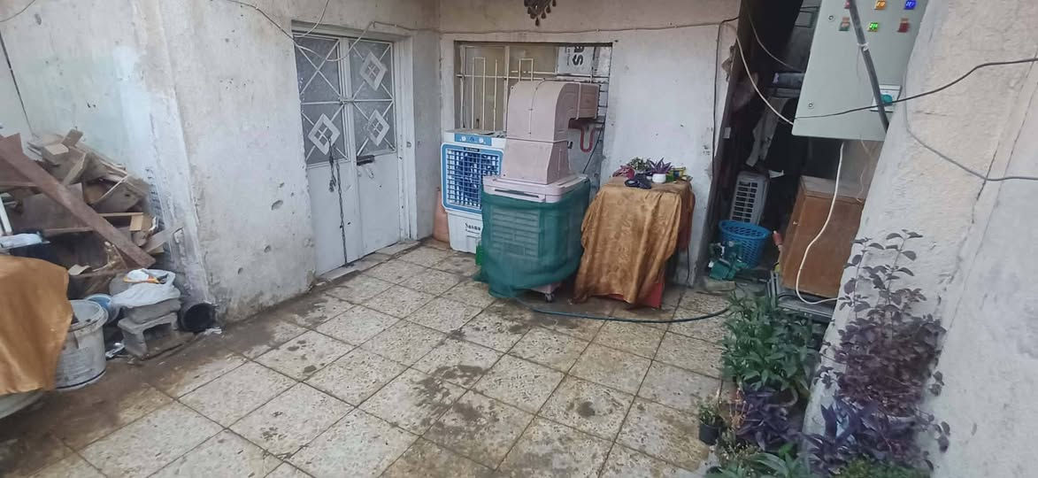السلام عليكم بيت مساحة ١٤٤ متر طابو صرف سند مستقل الواجهة ٩ متر بناء طابق ونصف 
٣غرف نوم 
هول
مدخل
مطبخ
حولي درج
صحيات في الطابق الارضي والطابق الثاني 
محل 
البيت يصلح للسكن او للاستثمار بعد اجراء تعديلات بسيطة 
المنطقة كاملة كافة الخدمات مجاري وتبليط وكهرباء وماء وانترنت
العنوان الزعفرانية محلة ٩٧٠ دور الشرطة قرب سدة الجنابيين ثاني بيت عن الشارع العام
السعر مناسب
اي استفسار *********** يوجد واتس اب وماسنجر
