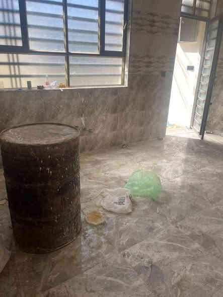 السلام عليكم بيت للبيع مساحته 130 متر طابو زراعي سند 25 طابقين الطابق الاول غرفة نوم  وهول وصاله ومطبخ وصحيات والطابق الثاني غرفتين نوم وهول وصحيات بناء حديث درجه اولى شارع ثمانين فرع سكلة العلم قرية المراشده تفاصيل اكثر مكتب حكيم عبدالله للعقار والمقاولات *********** بي واتساب أو خاص موجود
