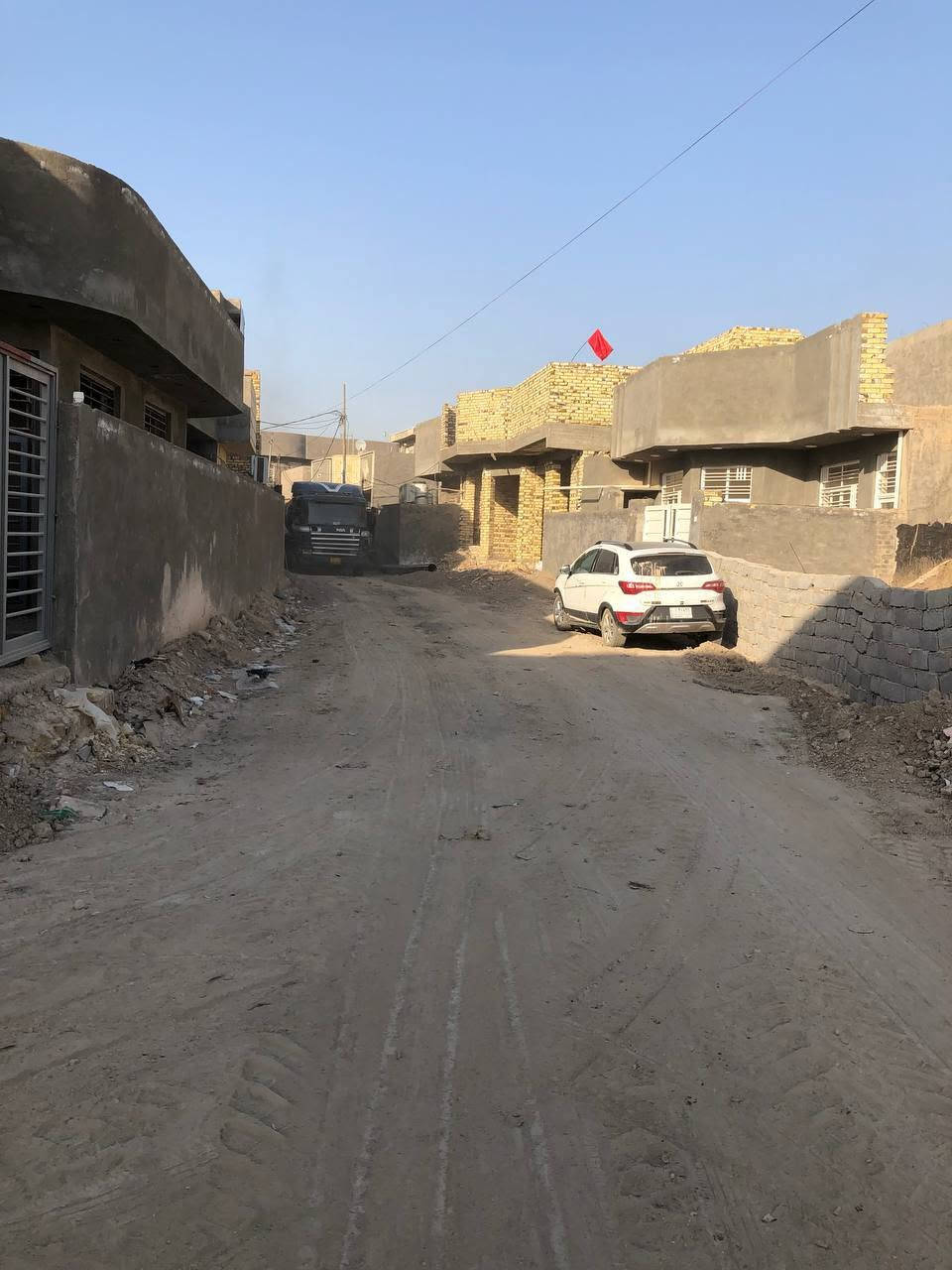 قطعتين للبيع 
الموقع محيزم السابعه 
شارع حسينيه ام البنين 
يبعدن عن الشارع200 متر. 
المساحه وحده مساحتها 180 
والثانيه مساحتها 170 
يرهمن بيع أو مراوس بسيارات أو فرق فلوس جنس العقار طابو زراعي سند 25 
البيع مستعجل بسبب اكمال بناء 
للاستفسار اكثر اتصل على الرقم ***********
