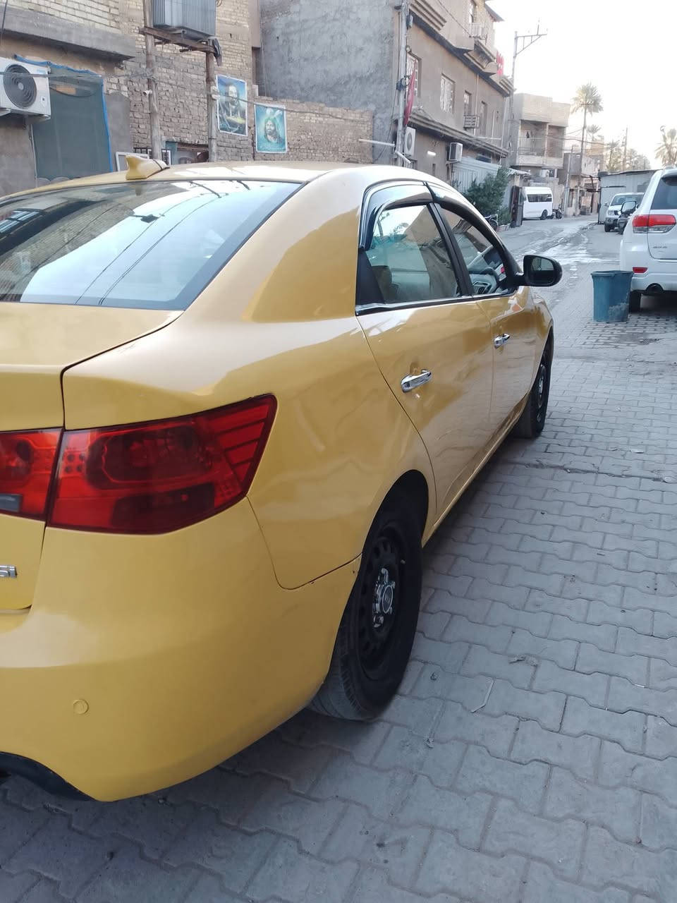 السلام عليكم كيا فورتي موديل 2012وارد امريكي سياره فول اوتماتيك فتحه بصمه كير محرك جدد  تخم تاير جديد صدر امي خلفي جديد تبريد ثلج مصفره هيه غرامات تحويل جديد سياره بسمي السعر 80بيهه مجال بسيط العنوان المنصور سامع اللقاء الاتصال علا الرقم ***********
