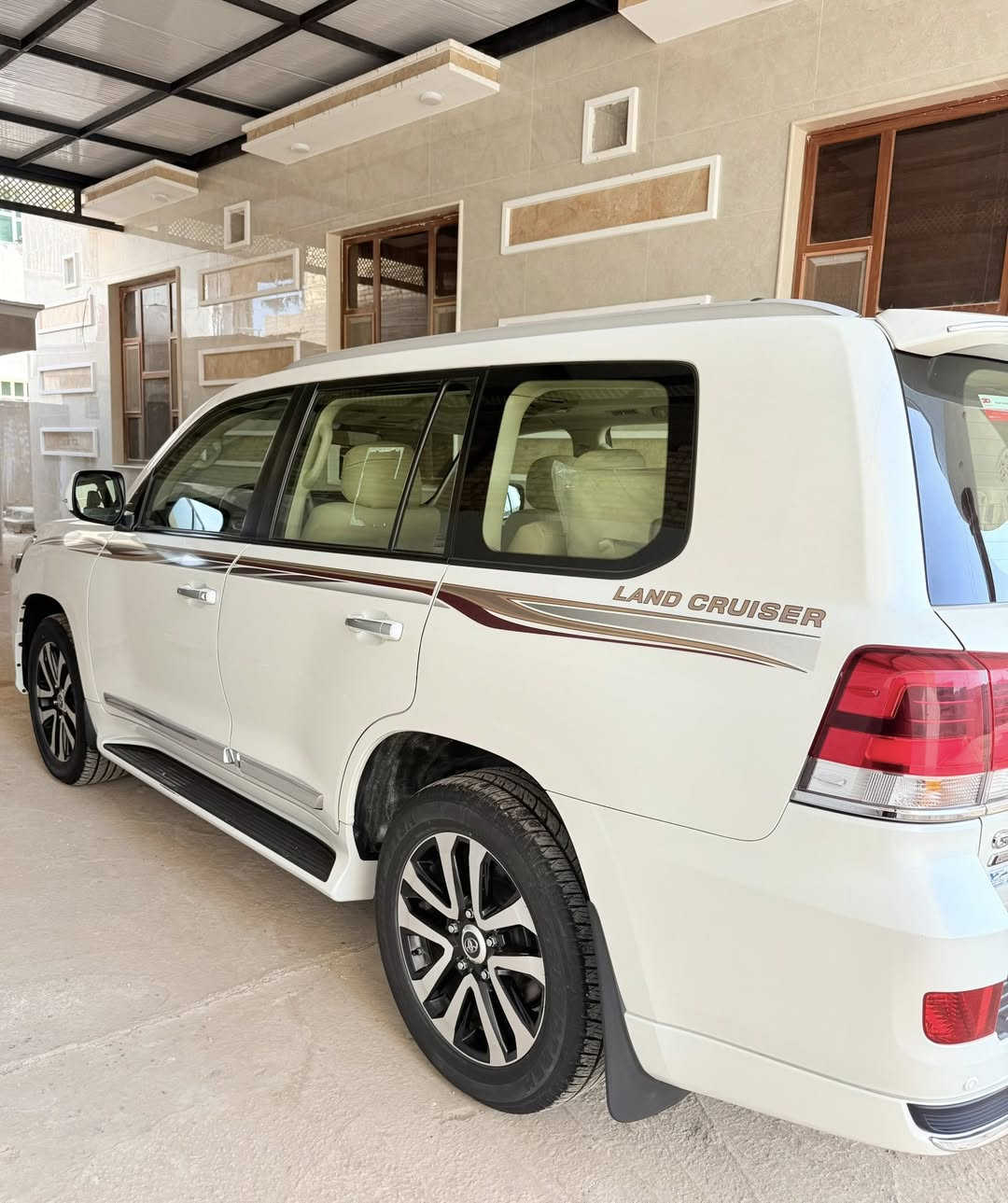 السلام عليكم
لاندكروز للبيع 2019 بريم اصل 
رقم بغداد
ماشيه 80 الف حقيقي 
محرك 4000   V6
مري شفط 
تشغيل عن بعد 
ديفيدي بلقماره DVD 
5 بصمات
دوسات ليزريه 
دبل ماوس 
طفاية 
ثلاجة
وباقي مواصفات البريم المعروفه 
السياره مكفوله كفاله عامه
مكان السياره الديوانيه 
للاستفسار ***********
