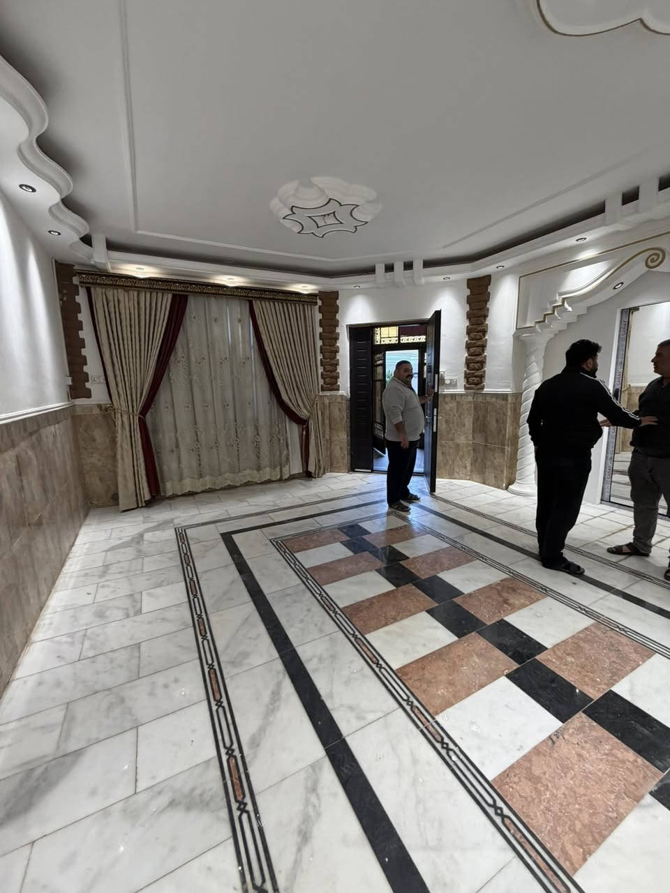 ⭕ الايجار ...الايجار ...   

 دار ( طابق ارضي )
 
يحتوي :: كراج  و مطبخ واستقبال وهول وصحيات غرف  نوم 

المساحه ١٥٠  متر  مربع ::

الموقع ::   بستان الحلو      
        
   التفاصيل اكثر راسلني ((((🏢

#موقع_مميز_جدا🏢🏢  🧿🧿🧿))))  للاستفســــــار مراسلــة الصفحــة او زيارة  📍مكتب عشتار للعقار📍 الكائن في الحلــــة - حي الحسين او الاتصــــــال علــــى              ☎️***********اتصال+ واتس ♻️لمن يرغب في عرض عقار   طابو صرف او زراعي او تجاري للبيع او التأجير يرجئ مراسلتنا او الاتصال ع الرقم ♻️‏‪#موقع_مميز_جدا🏢🏢 #اكسبلور #ترند #عقار#
