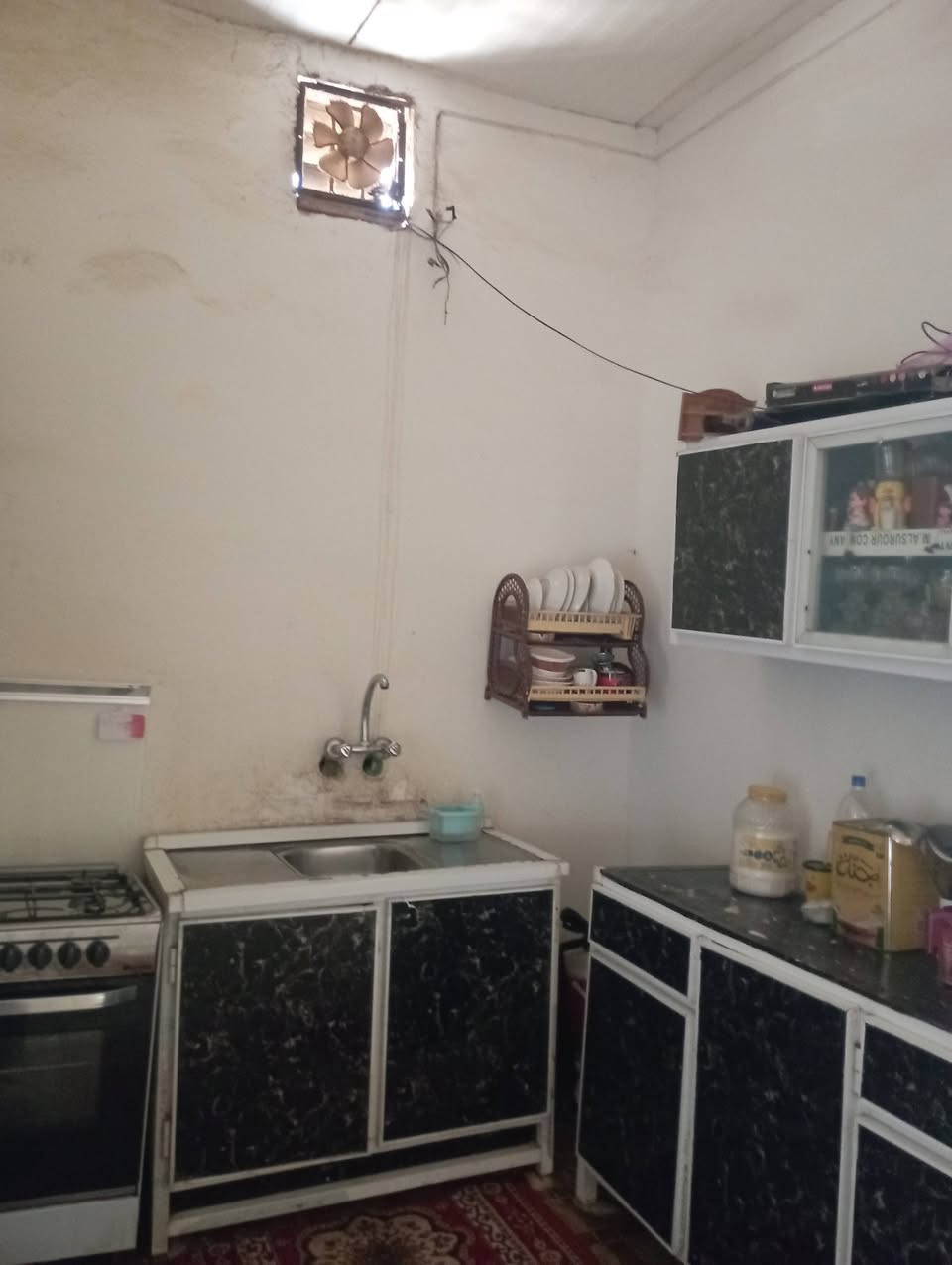 دار للبيع مساحه90 شارع المكبس خلف اسواق السندباد البيت نظيف كهرباء مي وعالي وجاهز للسكن السعر23 

للاستفسار: ***********
