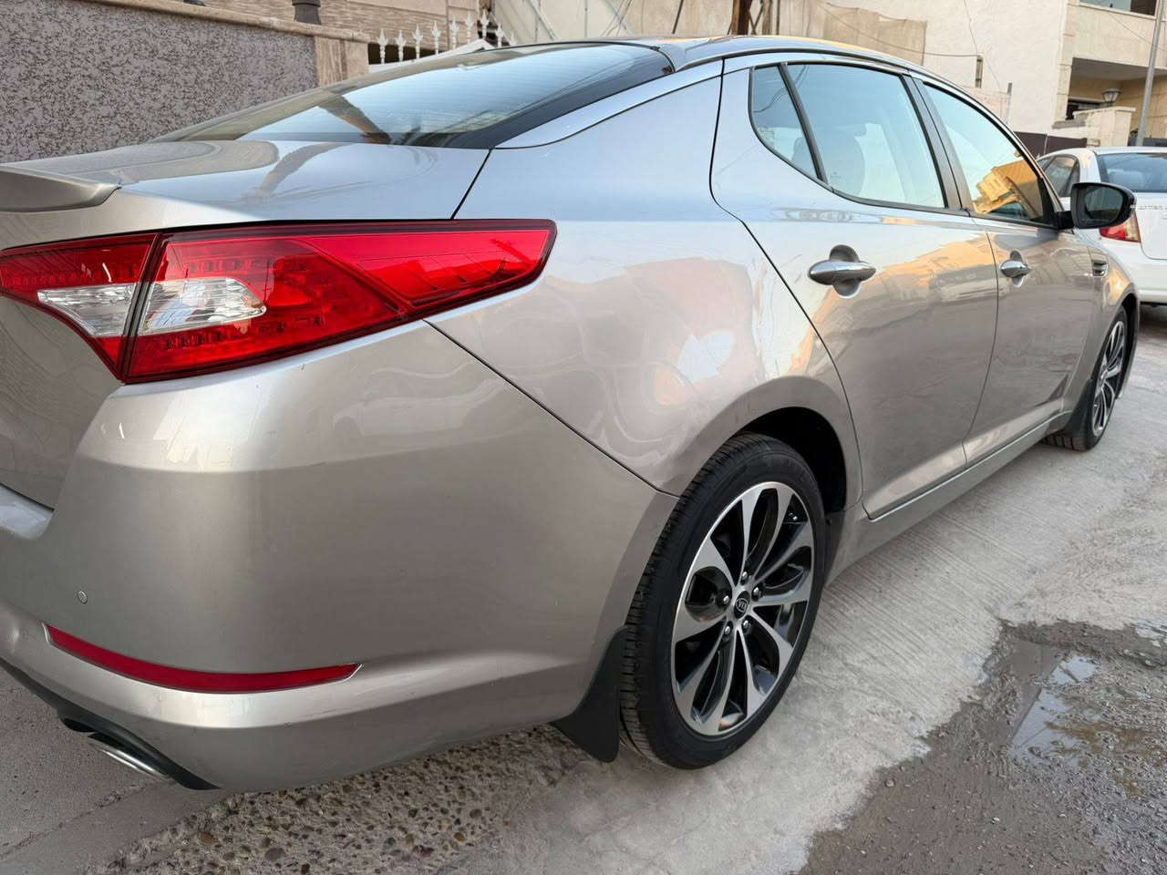 السلام عليكم : كيا اوبتيما 2014 شركه الدوليه ماشيه 105 الف جديده السياره ومابيهه اي نقص كامله /مواصفات السياره /بصمه/محرك 2400/ كامره/حساسات/جلد/وباقي المواصفات معروفه السعر المطلوب 126 ورقه وبيهه مجال جدا بسيط للاستفسار على الرقم ***********4
ملاحظه السياره بيهه صبغ جاملغ امامي ودعاميه
