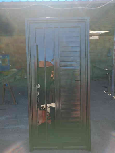 السلام عليكم يوجد لدينا حداد ابوك شبابيك شغل درجه اولى اسعار مناسبه المكان الرفاعي ***********
