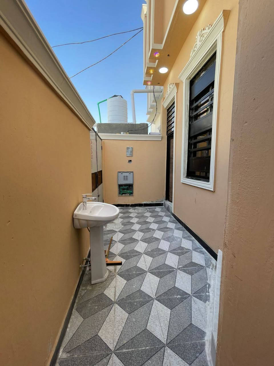 واسعد الله اوقاتكم بكل خير احبتي
***********
يتوفر دار سكن للبيع 

المساحه لكليه 100 متر مربع 

نوع العقار طابو زراعي عراقي 

سند ٢٥ ول مالك عراقي تتكاتب ويا ابوالطابو مباشرتا

يتكون من غرف نوم عدد 2
استقبال 
صاله
مطبخ 
 مجمع صحيات داخليه وخارجيه 

البيت كامل من جميع الملحقاته 
بناء جديد 2025

العنوان البصرة قضاء ابي الخصيب 

حمدان غرب مركز حمدان 

تبعد مسافة عن شارع حمدان 200 متر 
منطقة روعه جميع الخدمات ماي كهرباء شارع 10 متر 
السعر  65وبي مجال

للاستفسار لاتصال ***********
