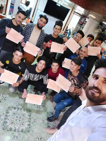 خصم لاول خمس طلاب 
هواي مراكز ومعاهد تعليم حلاقة 
بس مو هواي المضمونين #خليك_بالمضمون
 
1_قص الشعر باحترافية يعني تدريج الصفر وحلاقة المقص بكل احتراف وتشفير الشعر وكل القصات الحديثة  
2_الخيط بطريقتين والازالة بالشمع وبافضل واسرع الطرق
3_تدريج اللحيا (الذقن) وتحديدها بطرق فنية 
4_تكنيك اصباغ الشعر باحتراف 
5_علاج الشعر بالكرياتين بافضل الطرق واكثرها اماناً 
6_تقشير وتنظيف البشرة بطرق متطورة وآمنة 
7_دروس للتنمية المهنية
8_تركيب البوستيجة 
9_دروس نظرية بالوشم الحديث 
10_ مساج ونتنظيف وتبييض البشرة 
11_التدريب ع الحلاقة عملي ونظري
ملاحظة : العدد محدود سارع بالتسجيل 
العنوان النجف سايدين جامعة وفاء لتفاصيل_اكثر_راسلونا_ع_رقم_الواس_آب
***********

اشراف مدرب دوّلي
@إشارة
