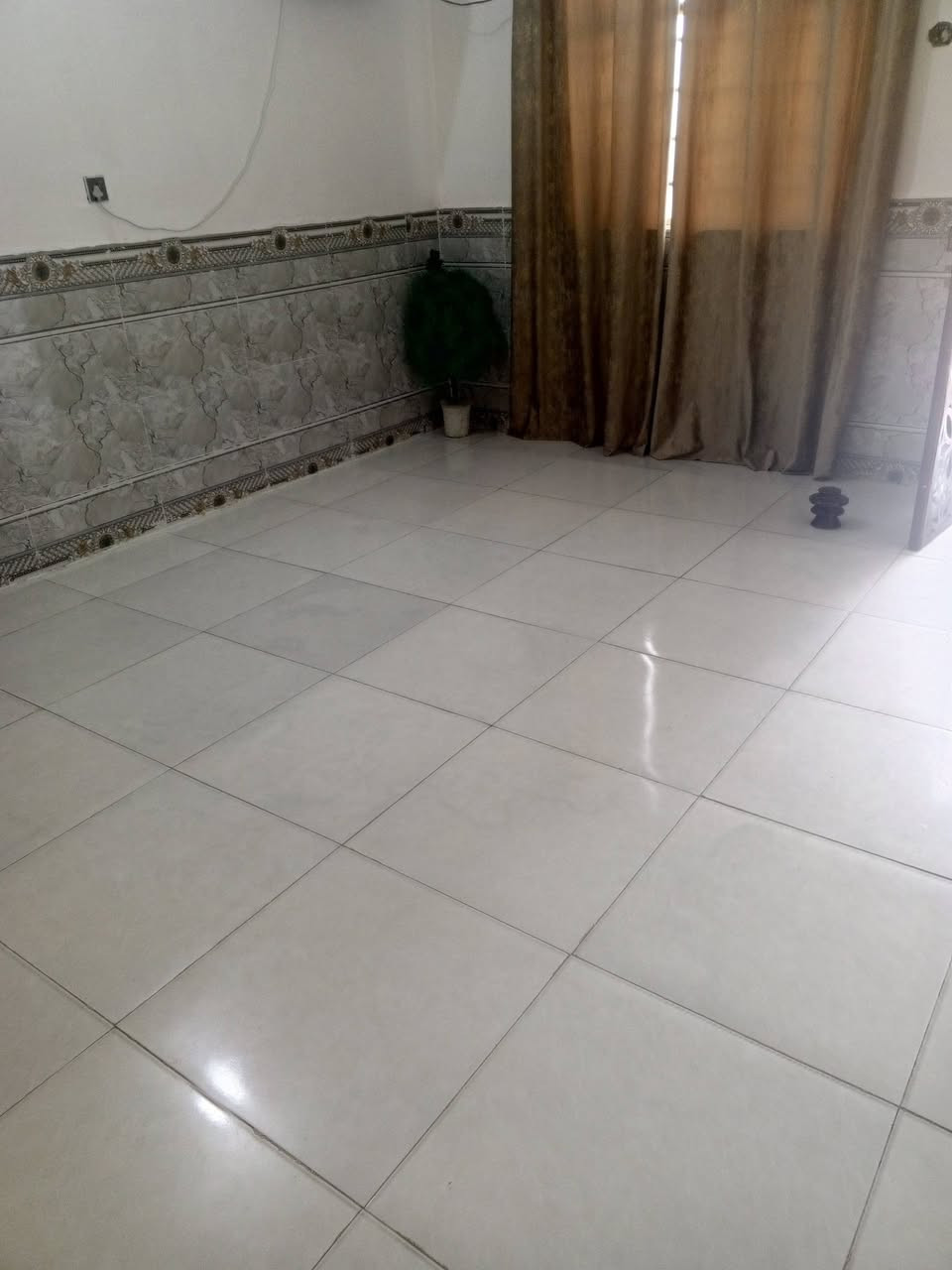سلام عليكم بيت للبيع تجاوز حي الشهداء يم الطاقه ***********
