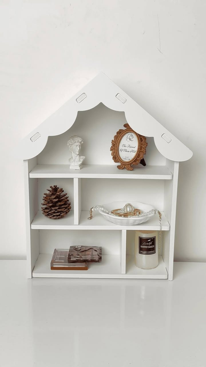 رف كوخ جداري ديكوري متعدد الاستخدام
الاستخدامات

ترتيب وعرض الإكسسوارات، الشموع، المجسمات والديكورات الصغيرة

مناسب لغرف الأطفال، غرف النوم، الصالات والمكاتب

رف جداري عملي لإضافة لمسة جمالية وتنظيمية بنفس الوقت

مثالي لوضع نباتات صناعية أو تحف خفيفة

المميزات

تصميم مميز على شكل كوخ يعطي لمسة ديكور عصرية ولطيفة

لون أبيض أنيق ينسجم مع جميع أنماط الديكور

يحتوي على عدة خانات للتنظيم والترتيب

خامة خفيفة ومتينة بنفس الوقت

سهل التركيب ولا يحتاج أدوات معقدة

حجم عملي لا يشغل مساحة كبيرة

مناسب للاستخدام المنزلي أو كقطعة ديكور

محتويات الصندوق

رف كوخ جاهز بعد التركيب

القياسات

الطول: 30 سم

العرض (العمق): 10 سم

الارتفاع: 40 سم

الملاحظات

مخصص للأغراض الخفيفة والديكورية

مصنوع من الخشب

قد يختلف اللون قليلًا حسب الإضاءة أو الشاشة

يفضل تثبيته على حائط مستوٍ للحصول على أفضل ثبات
السعر 17الف توصيل جميع محافظات العراق 5الف


**إذا كنت صاحب هذا الإعلان وتريد حذفه لأي سبب، رجاءا أرسل رسالة إلى الدعم الفني**