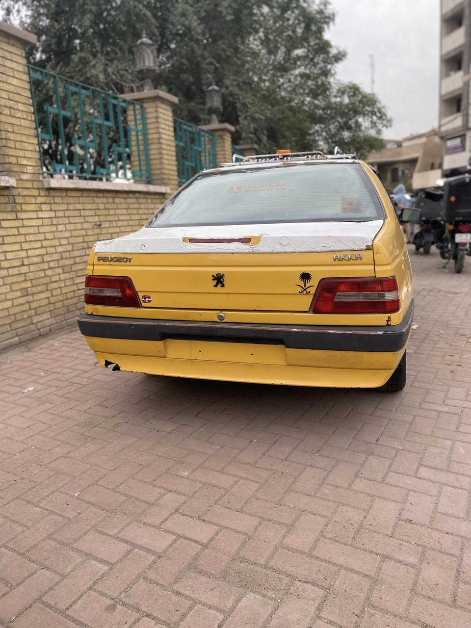 سلام عليكم للبيع بيجو اكد موديل 2016ااسياره مكينه كير جدد مبدل صرلهن شهر بيه جاملغ خلفي معمر او الجملغات لاماميه بدلتهن من اشتريته لانو جانن مطخطخات او محلوات جبتلهن من الشركه رقم بغداد باسمي تحويل مباشر الرقم الماني بيه منضومت زنون او دمام رايده ٤٠او بيه مجال شي بصيط مكان السياره لاعظميه مقبرت الملك هذه رقمي ***********هـ
