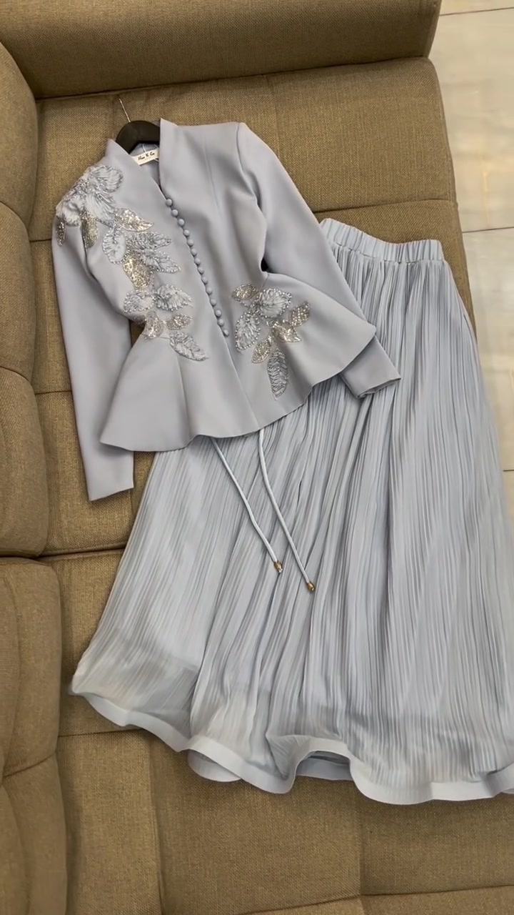 توفر الموديل الملكي
طقم ستره مع تنوره ملكي
متوفر بقياسات
m-l-xl-xxl يلبس من 36 الى 44 
الكوالتي جداً عالي
طريقه الحجز
ارسال صوره للموديل مع العنوان ورقم
رساله على الخاص ✉️💌
او على الواتساب ☎️
***********
***********
متوفر دفع عن طريق زين كاش 💵 
العنوان 📍
الفرع الاول:بغداد المنصور شارع الاميرات عماره الكوخ الجديد داخل القيصريه محل ما قبل الاخير على اليسار
الفرع الثاني:بغداد زيونه شارع الربيعي عماره الموج التجاري قرب جدار سنتر محل الاخير على اليسار⁩
