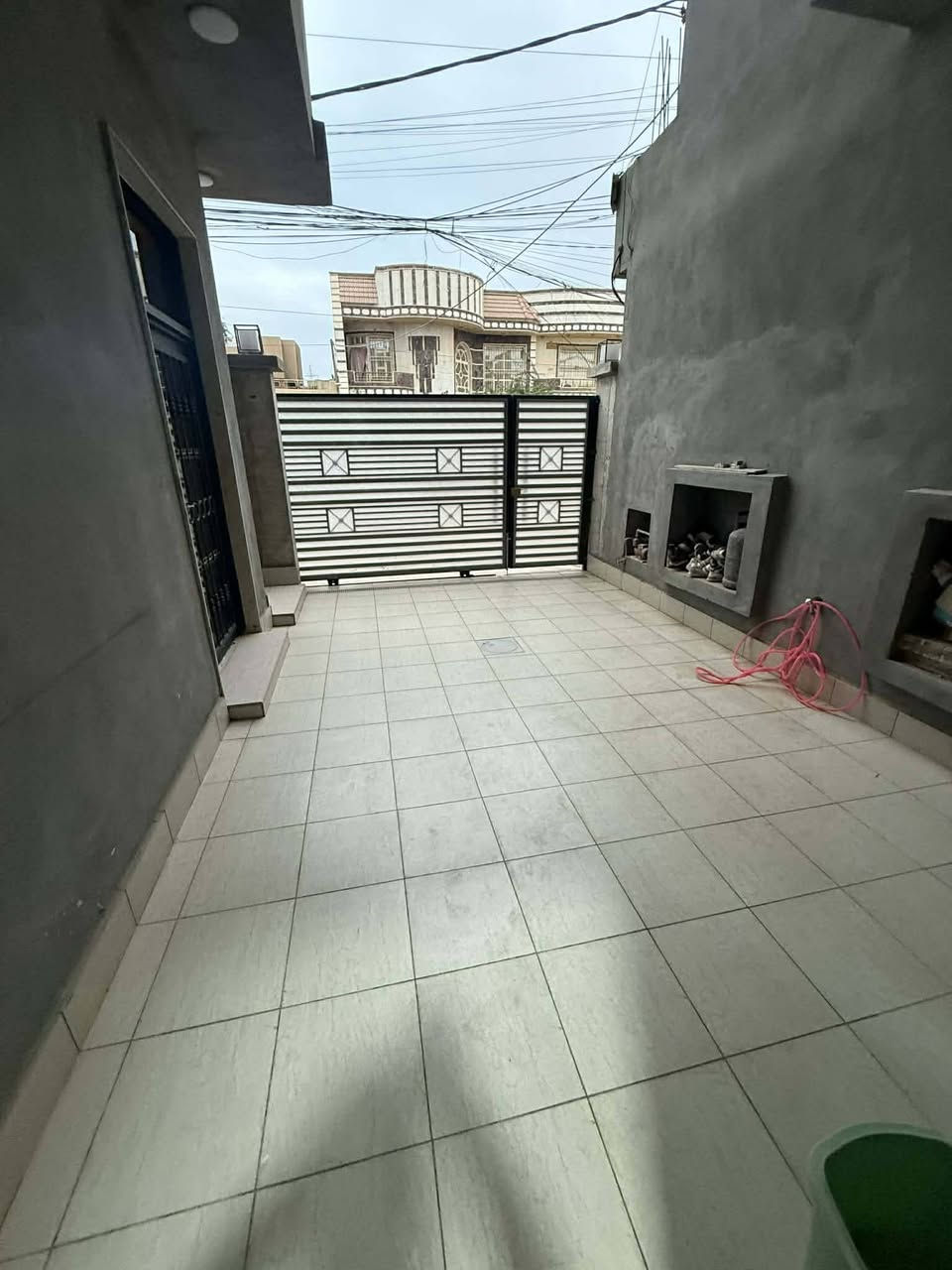 السلام عليكم
 متوفر 🏠 دار طابو صرف مساحه ٢٠٠ متر 
 بناء حديث درجه أولى حي الضباط قريب جدا من شارع كربلاء الرئيسي قرب مدرسه الحله المحتويات اربعه نوم وصاله وكلدور ومطبخ بناء ٢٠٢٥ تفاصيل أكثر اتصل 
وات ساب اسيا 
***********
***********
