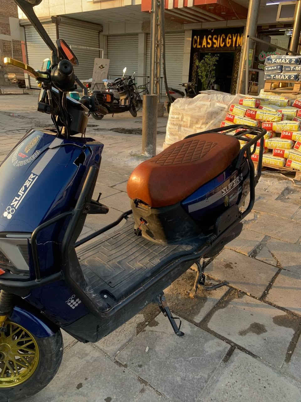 النوع: دراجة شحن كهربائية (تايجر / الحجم العملاق).
الموديل: تصميم رياضي حديث (نفس الشكل الظاهر بالصور).

​السعر: 600,000 دينار عراقي (قفل أو مجال قليل للشراي الصامل).

​📊 المواصفات والإمكانيات العامة:

​محرك قوي وعزم عالي (تسارع ممتاز ومريح بالمشي).

​شكل رياضي مميز (لون أزرق ميتاليك) مع صلايات حماية حديدية جانبية.

​ويل مغنيسيوم بلون ذهبي بلادي مع إطارات تيوبلس عريضة.

​كشن جلد مطرز ومريح جداً للمسافات.

​شاشة ديجيتال إلكترونية لقراءة السرعة ونسبة البطارية.

​إضاءة LED أمامية قوية (لايت حديث زيرو).

​⚠️ ملاحظة هامة (إبراءً للذمة وحالة الدراجة):

​الدراجة بيها ضربة بالجلد (الجمالية بالكامل/الفايبر) مثل ما موضح، ومأثرة على المظهر الخارجي فقط، لكن الشاصي والأساسيات سليمة.

​البريك الأمامي حالياً غير شغال (يحتاج تصليح أو تبديل فحمات/سيم).

​الدراجة تمشي وأمورها الباقية تمام، والسعر مراعى بيه كل هاي التفاصيل يعني تاخذها وتعدل عليها براحتك.

​📍 المكان: بغداد

📞 للتواصل والاستفسار:***********
متوفر واتساب
