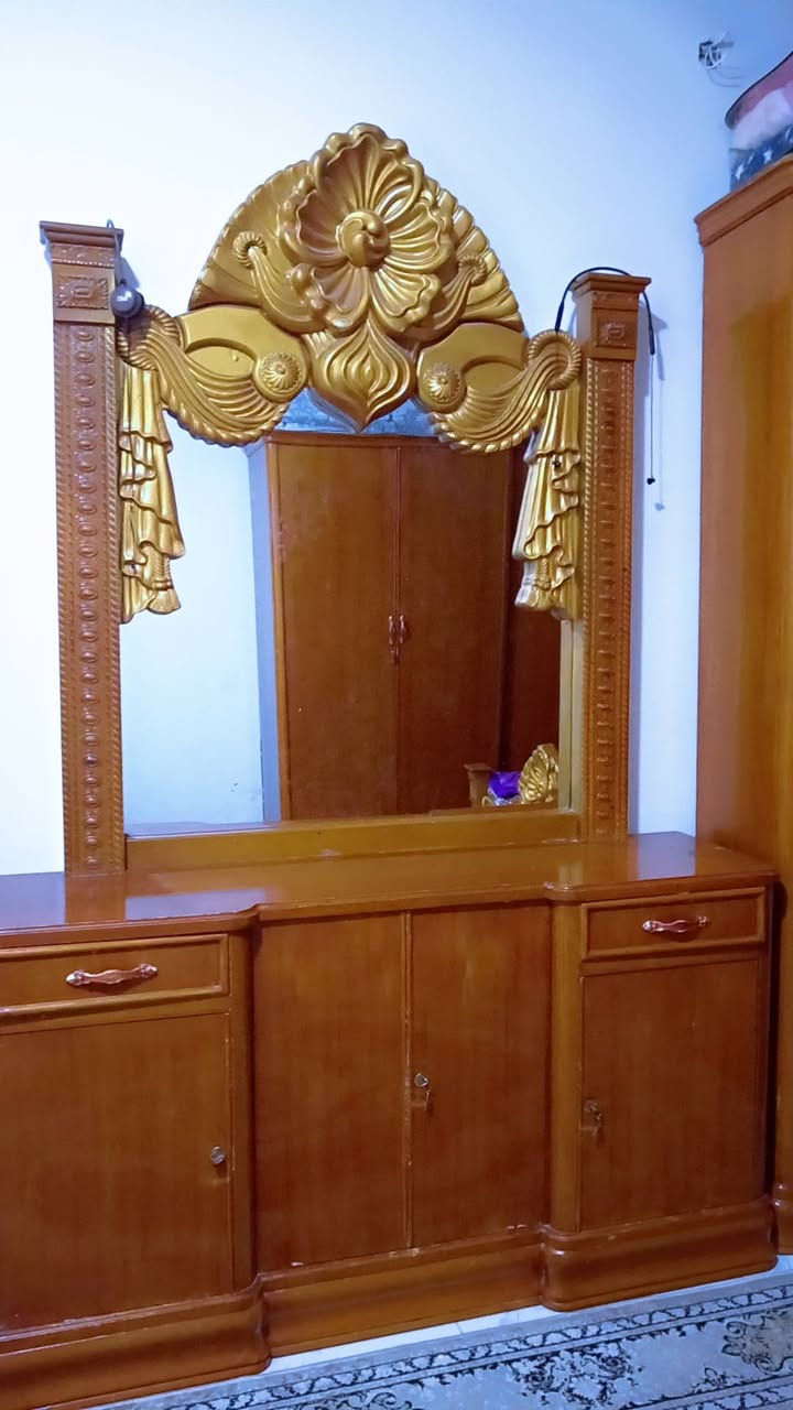 غرفة نوم خشب للبيع ✨
غرفة نوم خشب ثقيل وأصلي
شغل مرتب ونظيف وما بيها شي
🪵 سرير نفرين كلاسيك بنقش ذهبي
🪵 دولاب كبير وعملي
🪵 تسريحة ويا مراية فخمة
الغرفة بحالة كلش زينة وتبقه  سنين
تناسب الذوق الكلاسيك
💰 السعر مناسب وقابل للتفاوض للجاد
📩 للاستفسار  راسلوني خاص***********
