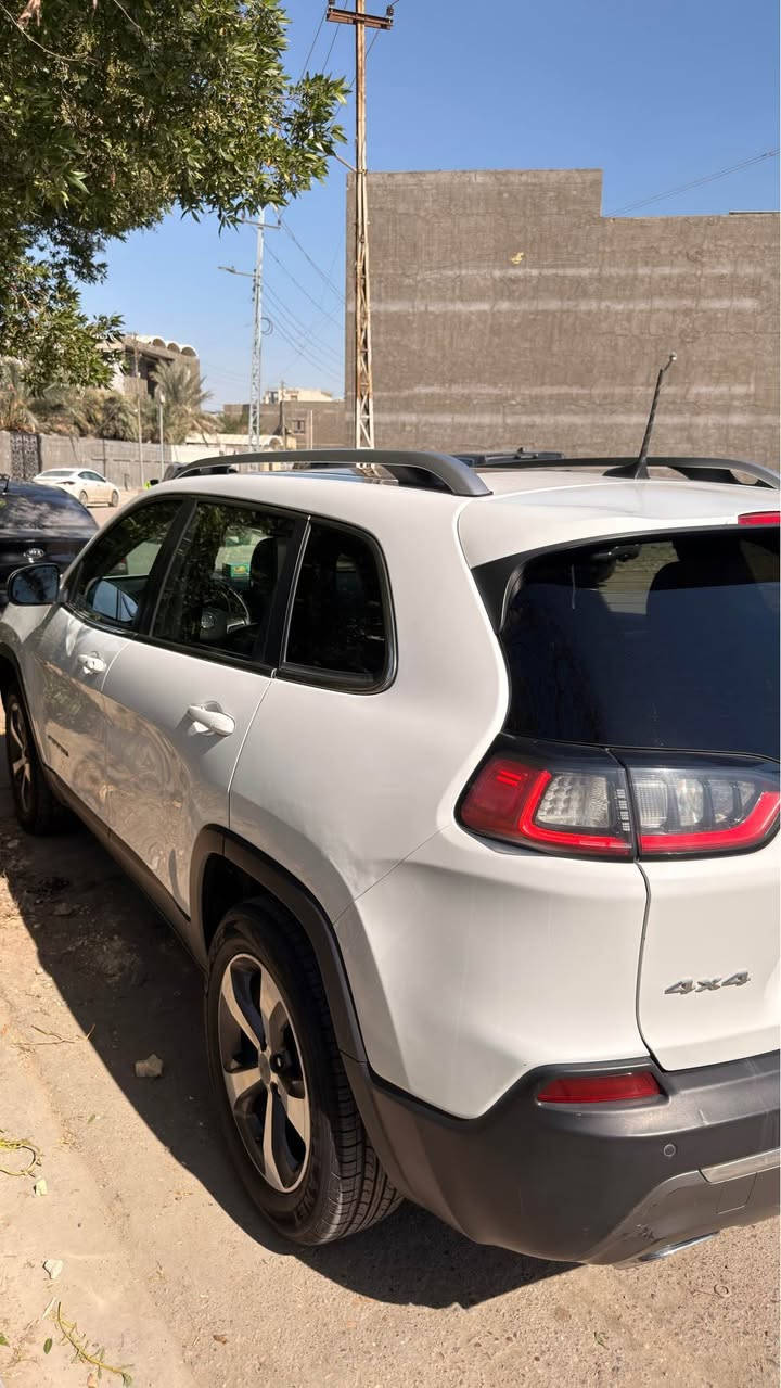 السلام عليكم
للبيع جيب شيروكي ليمتد موديل 2019 لون ابيض فور ويل
وارد امريكي حادثها بنيد مبدل ومصبوغ وصور الحادث بالمنشور ووياهن سونار، وبيها مكانين بارد واحد بالجاملغ الخلفي والثاني بين الباب والجاملغ الامامي.
السيارة لمتد فول مواصفات/ بانوراما ، كشنات جلد كهرباء + تدفئة بالكشن والستيرن، تشغيل عن بعد ،باب صندوق كهربائي ، شاشة كبيرة وشاشة عدادات كبيرة والداخل اسود لامع، كامرة خلفية وحساسات خلفيه مع التوقف الذاتي عند الرجوع، حساسات نقط عمياء ، لايتات عدسه ابيض بلادي.
السيارة ماشية 123 الف كيلو متر.
محرك السيارة 2000 تيربو (محرك مفتوح) وكير 9 نمر
تبريد السيارة بارد وتخم التاير كوري نظيف والسيارة جاهزة ونظيفه وما بيهه نقص برغي.
السيارة رقم بصرة الجديد باسمي وسنويه نافذه لغاية 2030
تحويل مباشر والعنوان في البصرة.
السعر 135 ورقة وبيهه مجال او مراوس بجارجر، كل تفاصيل السيارة مذكورة بالمنشور الشراي يتصل ويدلل ،
رقم الهاتف / *********** البصرة, العراق
