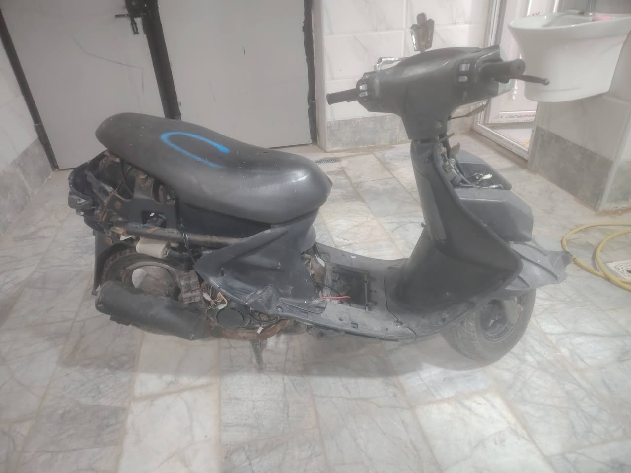 دراجه البيع فراشه 140 نثيه مكينه حاويه شغاله عايزله بس باتري
كهربائيات كله جديد عايزله كفرات سعر 300 أو بيه
مجال الستفسار ***********

