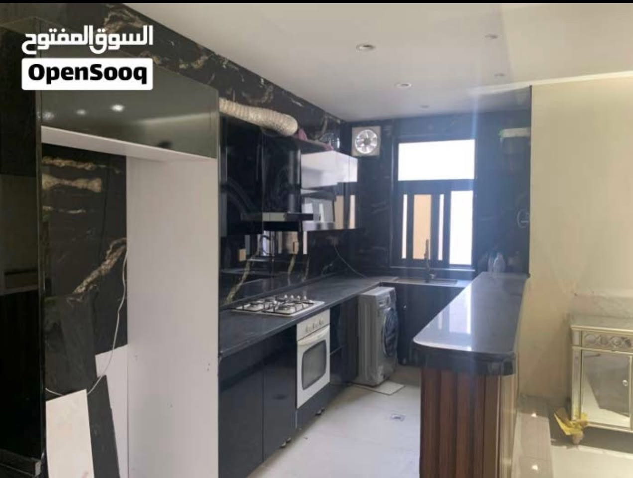 بيت ثلاث طوابق للايجار بالحارثيه ، يصلح مقر شركه + سكن الاجانب ، مساحه بناء داخليه تقريبا 550 م2 بالاضافه لكراج مع طارمات خارجيه ، غرفه حراسه ، رووف وجلسات شواء بمساحه ( ٦٠ م ٢ ) شارع عريض مع رصيف عريض ، تم بناؤه بمواصفات حديثه ٦ غرف نوم  ومجهز ٣ مطابخ حار وبارد وصالتين وصحيات ٥ بسعر مناسب للاستفسار ***********
