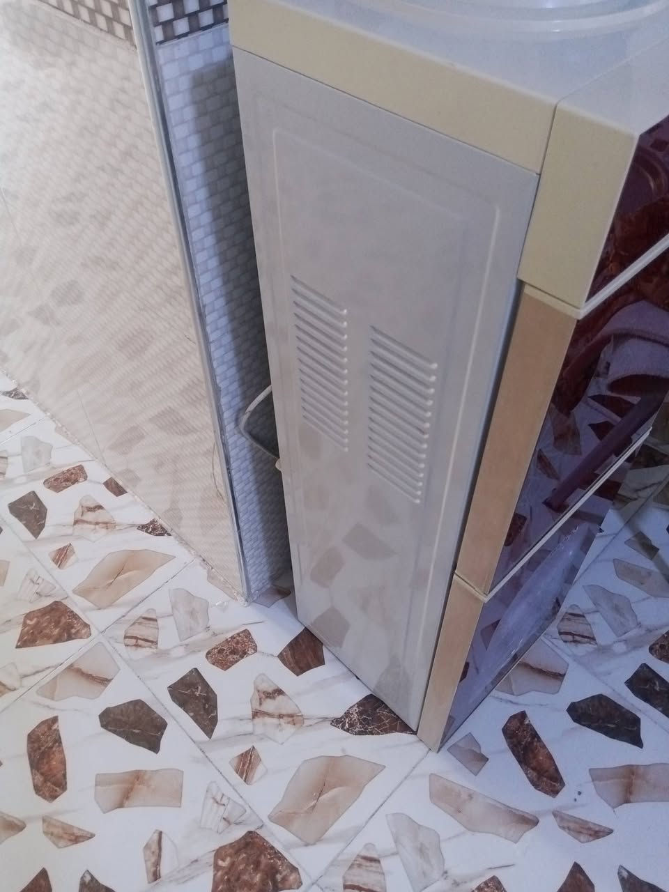 سلام عليكم براد البيع  نضيف ميه بل ميه كل عيب مابيه شرط الشقل ول سعر 65 ول مكان كركوك حي العسكري شركت طارق وتواصل والستفسار على هاذه الرقم خاص ماكو ***********
