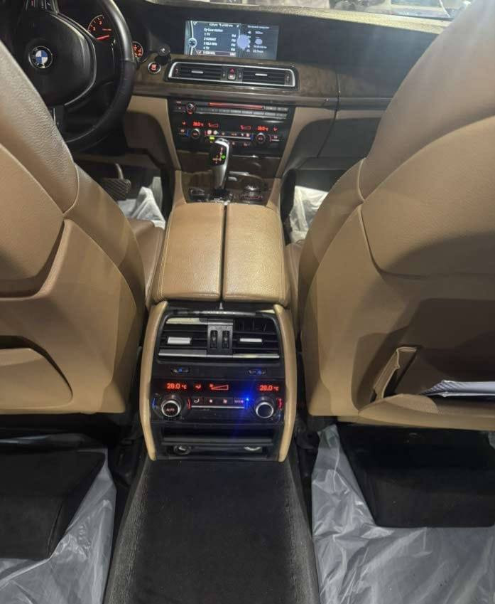 السلام عليكم
📌#ادوات_ادوات) بيع فقط بدون مراوس سيارة . BMW. موديل 2012 حجم   740i  وكاله الغانم دخول جديد انه المستورد  السياره كفاله #السعر_95
مكان السياره بصرة ابو عباس 
***********
***********
