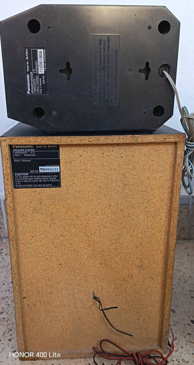 مسجل بانسونيك دبل كاسيت مع ٤ سماعات اخو الجديد ما اعرف اشغلة الله شاهد ابيع هالموجود تاخذة وتروح السعر ٥٠ المكان بغداد البياع 
المواصفات
  Panasonic SA-VK70D
_  مبدل أقراص 5 DVD/CD
_ AUX
_ قوة النظام  2200 واط


**إذا كنت صاحب هذا الإعلان وتريد حذفه لأي سبب، رجاءا أرسل رسالة إلى الدعم الفني**
