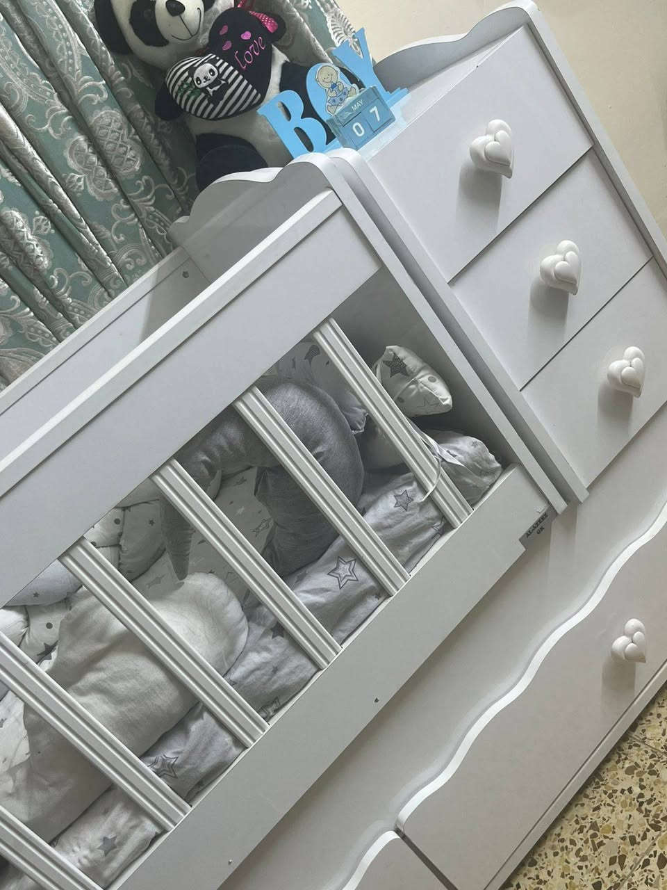 سرير أطفال للبيع السعر 120 مع الدوشك الموقع فلوجه حي الشرطه الرقم ***********
