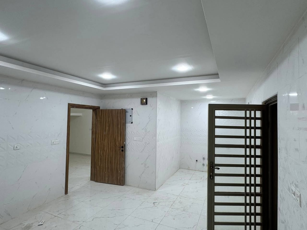 🏡 💢. 250 متر للبيع في مجمع #الاميرات 2  💁🏼‍♂️
🔘مربع ثاني موقع مميز📍 
خلف السنتر الكبير وشارع ٣٠ 
🏡يتكون من ٣ غرف نوم 🏕

💰يباع  نقد بسعر حلو  🫵🏻  
 
☎️للأستفسار مكتب  الجنائن للاستثمار العقاري 🧿
 *********** قاسم الكعبي 
📍
◾ عنوان المكتب: الاميرات القديمه مقابيل مجمع كرار [مكتب الجنائن للوساطةالعقارية]نستقبل كافة عروضكم في المجمعات السكنيه وعرصات و النقابات و الأحياء
