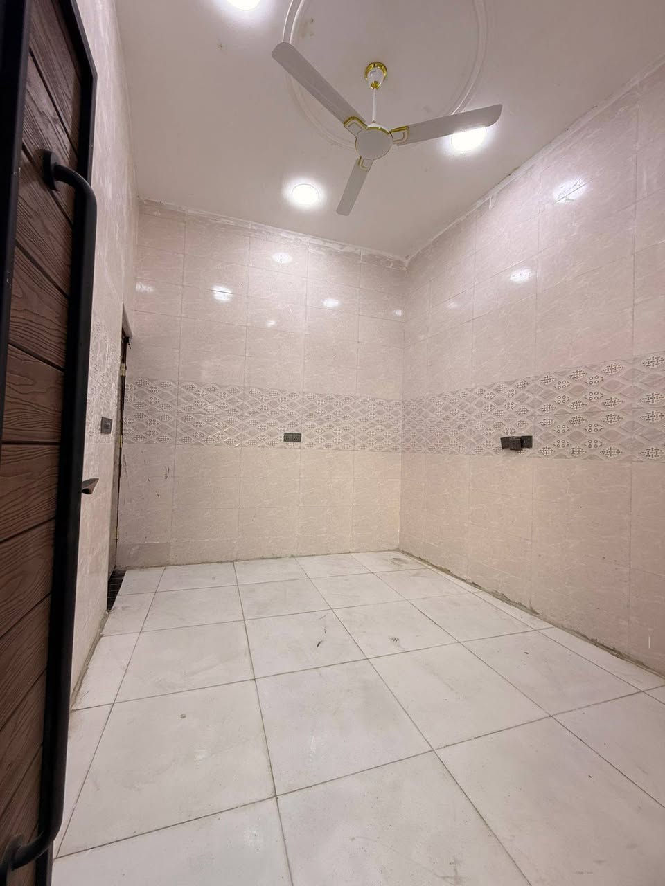 سلام عليكم وسعد الله أوقاتكم 👋⁉️

دار سكن للبيع ⛪️ بسعر بلاااش 

المساحه 130 متر  بناء حديث بعده بل جيس

يحتوي البيت على غرفتين نوم 
و ديوان 
و صاله 
و مطبخ 
و صحيات داخلي و خارجي و كراج سياره 
بيت كلش مرتب 

كافه الخدمات متوفره 

طابو صرف زراعي بأسم عراقي سند ٢٥ راعي لارض ساكن نفس المنطقه 

العنوان ببو الخصيب قرب المحكمه الجديده يبعد عن المحكمه مسافه قليله 
ثالث بيت عن تبليط 

سعر 75 مليون و بي مجال 
للاستفسار***********
