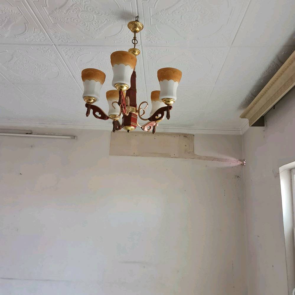 السلام عليكم أغراض منزليه للبيع ثريات عدد 2 للبيع +سكيت عدد 
لمن يرغب في الشراء مراسلتي على رقم الواتساب *********** لطفاً 