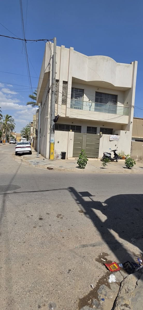 دار للبيع حي لجوادين شارع المحكمه شارع ١٥ ركن لا شارعين بنص الخدمات سوك ومدارس ولسريع وراك  بناء ٢٣ درجه ولا ارقه مربع بل جوادين السعر 350
***********
