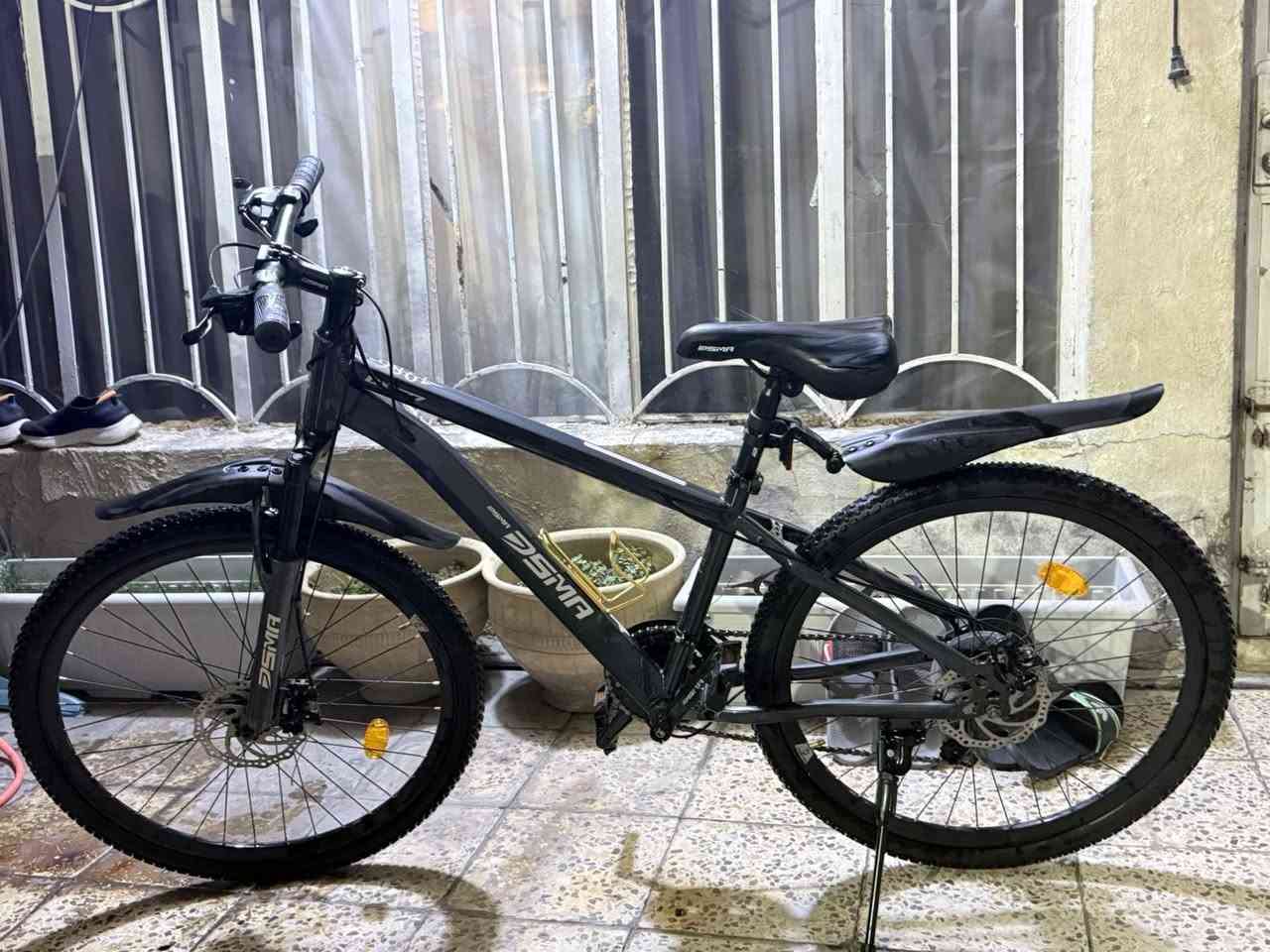 سلام عليكم شبابنا الطيبة عندي بايسكل للبيع نوعيته جبلي جديد ونظيف مستخدم قليل سبعة گير ثلاث نمر ما بيه اي مشكلة ولا عطل قطع اصلية ما مبدل بيه شي وتايراته جديدة ونظيفة الاصلية زنجيل اصلي بلادي پايدرات نظيفة ما بيها اي عطل كشن مال شركة نفسها وبريكاته قوية الصينية مالته اصلية بلادي دبلات امامي وضعها ممتاز ما مشخط ولا مضروب ولا واگع البايسكل وما بيه نقص حجمه 26 سعره 150 الف وبيه مجال حگ الجية مكاني بغداد حي البنوگ الرقم
***********
